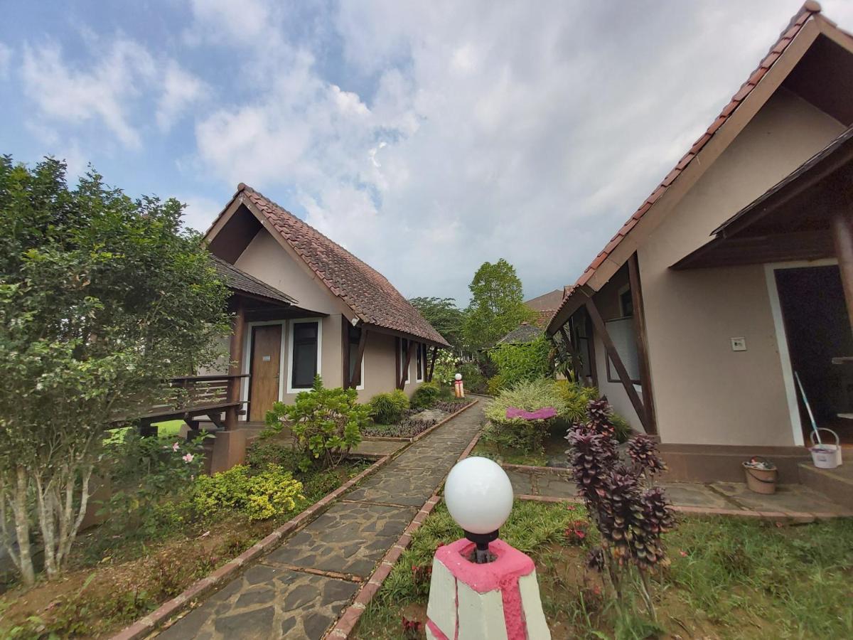 Degung Hillside Hotel Bogor Exterior photo